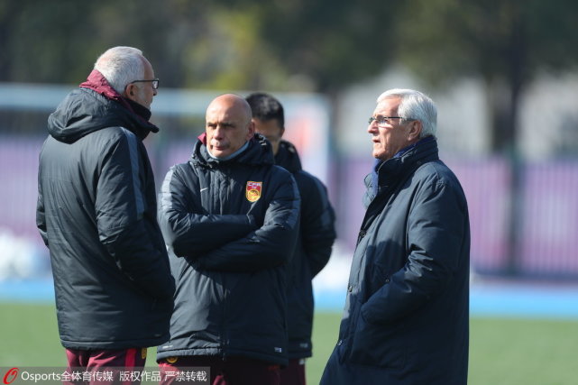 高度重视!里皮现身U23国足训练场 拉教练组开