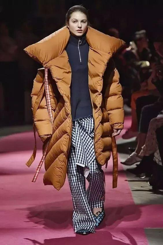 佟丽娅的羽绒服被嘲像巨型垃圾袋?看过这些搭