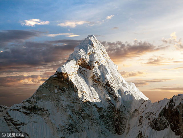 世界上最高的山峰,山峰上遍地是遇难者的尸体,看着就可怕