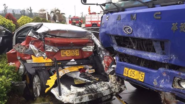 珠海女子練科目三被大車(chē)撞扁 斷7根肋骨