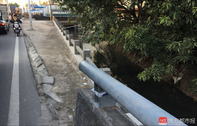 深圳一男子凌晨遇交警查酒駕 跳進(jìn)臭水溝逃走