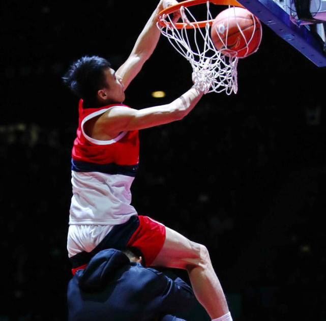 大学扣将飞2米14长人劈扣 夺CBA全明星扣篮王