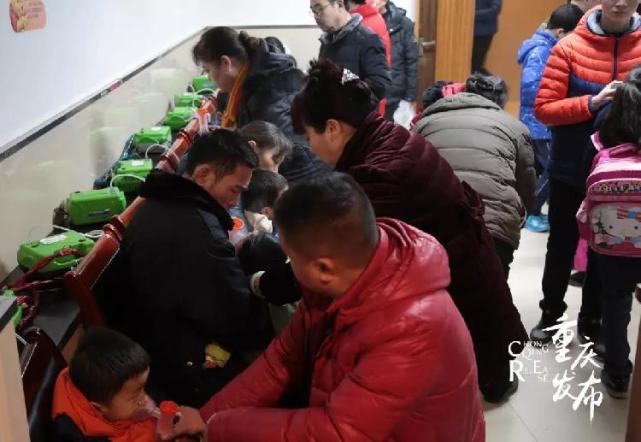 重庆医生累倒在诊室 工作11小时接门诊超过80