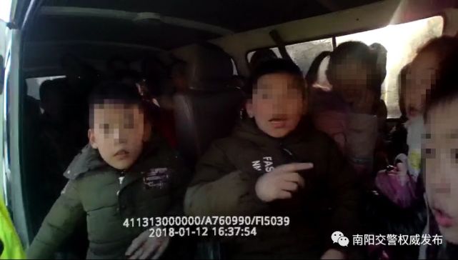 南阳一男子拿假证开黑校车 超员122%被查