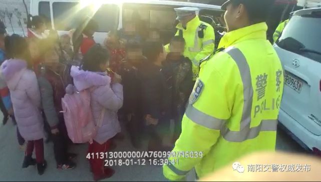 南阳一男子拿假证开黑校车 超员122%被查