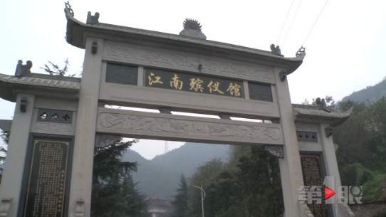 男子帮老友料理后事 亲人却不愿认领