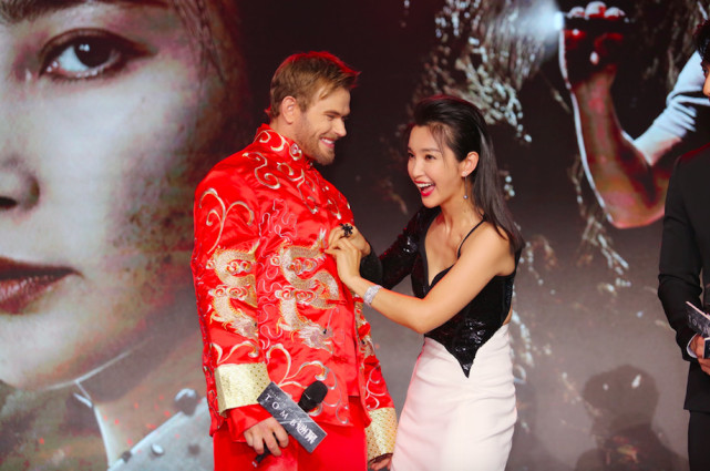 李冰冰《谜巢》蜘蛛型男一起撩 Max被吴尊特效妆吓跑