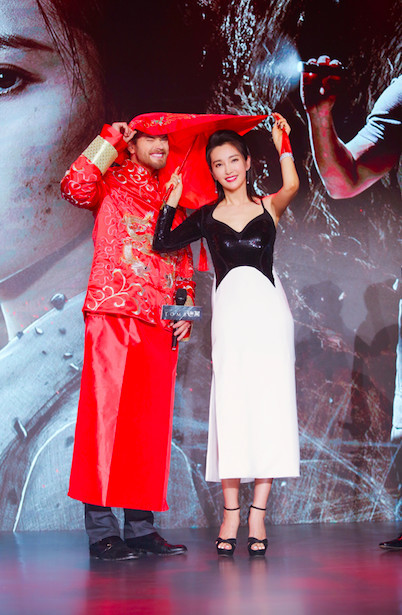 李冰冰《谜巢》蜘蛛型男一起撩 Max被吴尊特效妆吓跑