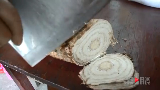 重庆女子挖出“稀罕物” 造型奇特重一百多斤