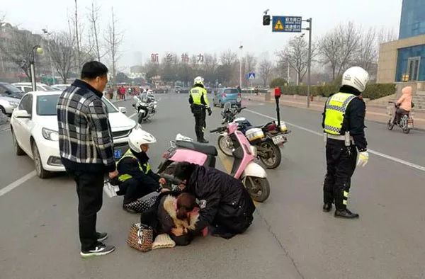 新乡一车祸骑电动车遭遇表情杨幂微信表情图片大全躺在地上女子痛图片