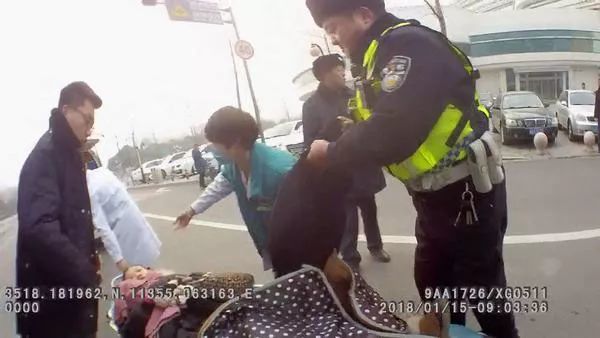 新乡一车祸骑电动车遭遇表情抖音安排表情图片躺在地上女子痛图片