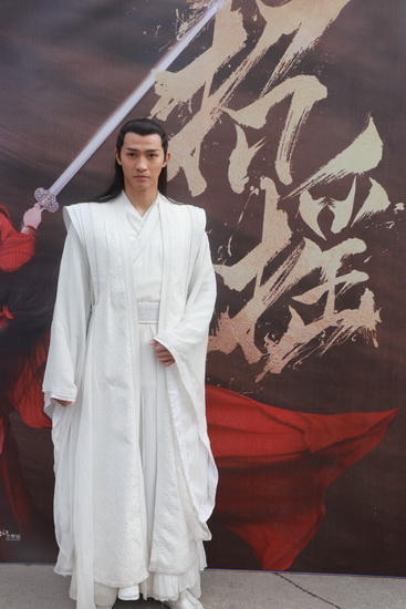 《招摇》横店探班 白露许凯演情侣CP感十足