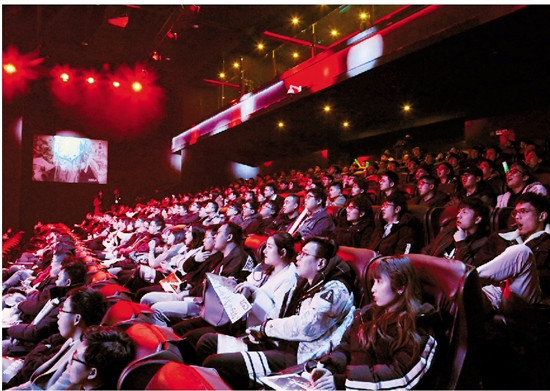 现场堪比足球赛 杭州首个电竞主场比赛座无虚