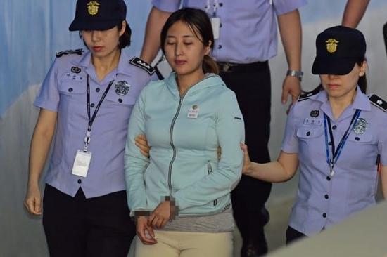 韩法院对崔顺实进行一审宣判 判其有期徒刑20年
