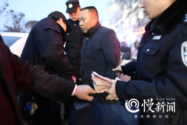 手上拿着一大叠人民币 老赖说他确实没钱赔款