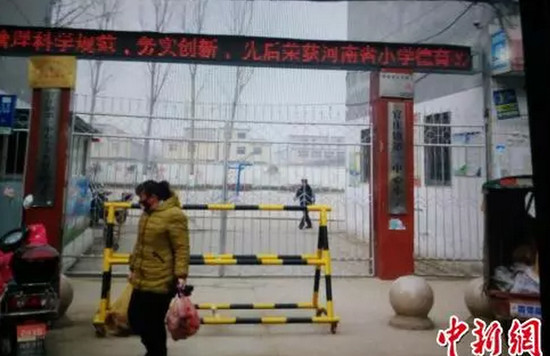 南阳一小学上百学生寒冬跪操场考试 校长被停