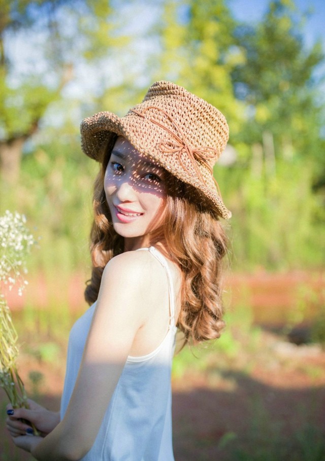 甜美少女夏日户外照,在阳光的照射下,脸上散发着迷人