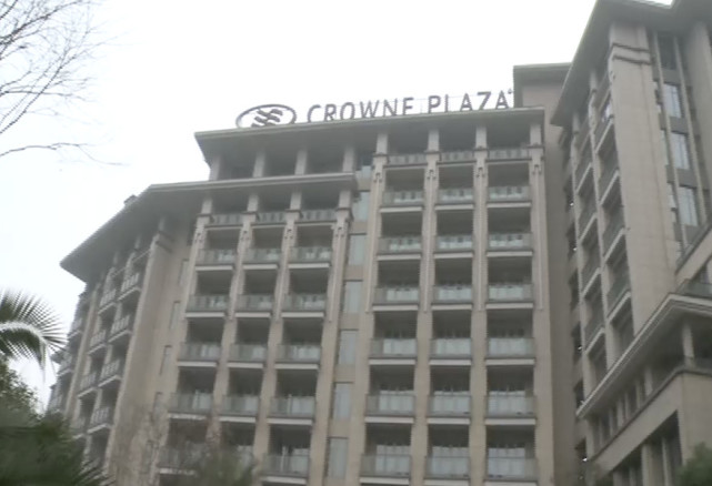 女子在更衣室被男子看光:觉得街上人都看到我裸体