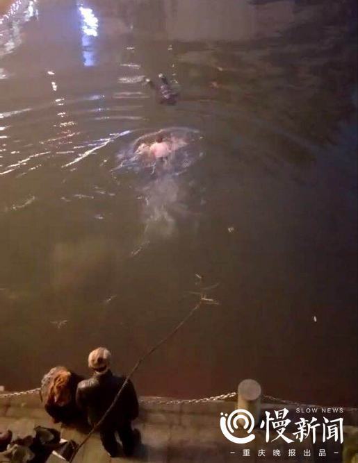 重庆一女子傍晚跳河轻生 称是家庭原因