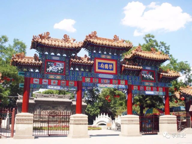 红楼梦宁国府和荣国府有什么联系,里面的人物又是什么关系