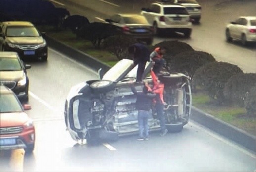 长沙南二环一辆车侧翻 一男子在滚滚车流中停