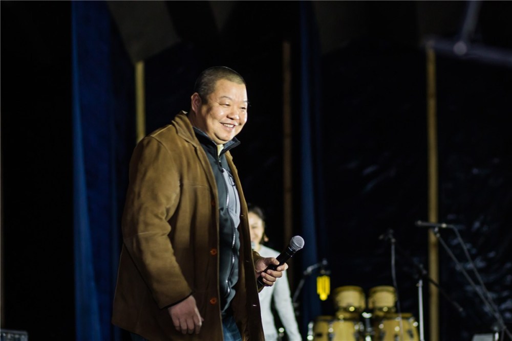 臧天朔生前入狱6年，正牌妻子嘘寒问暖，出狱后一直热衷于慈善