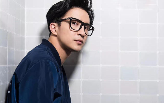 薛之谦跌落升降台镜头曝光,太激动后退没注意