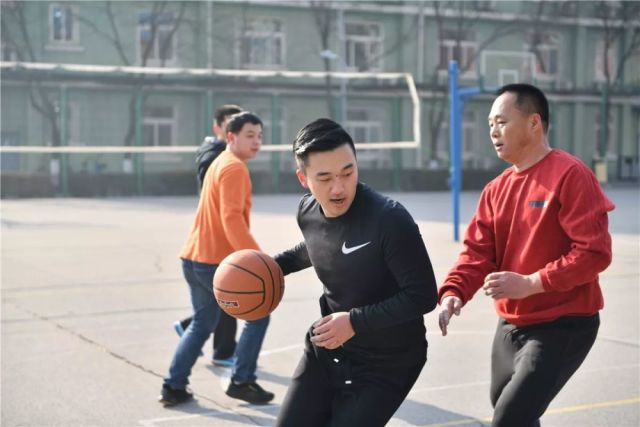 告诉你一个真实的中天钢铁少帅董力源:爱长跑也爱撸串