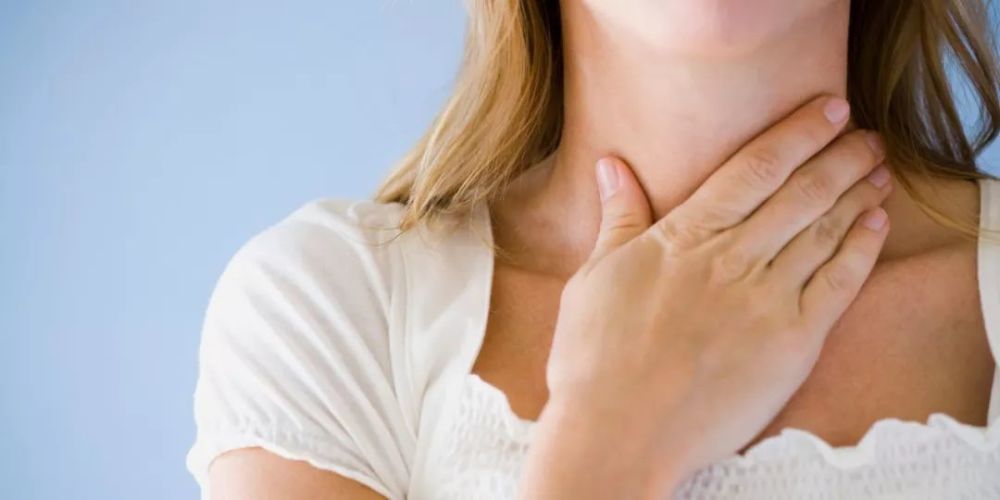 这其实是一张喉咙痛的图片,但你知道怎么把手放在喉咙上吧?