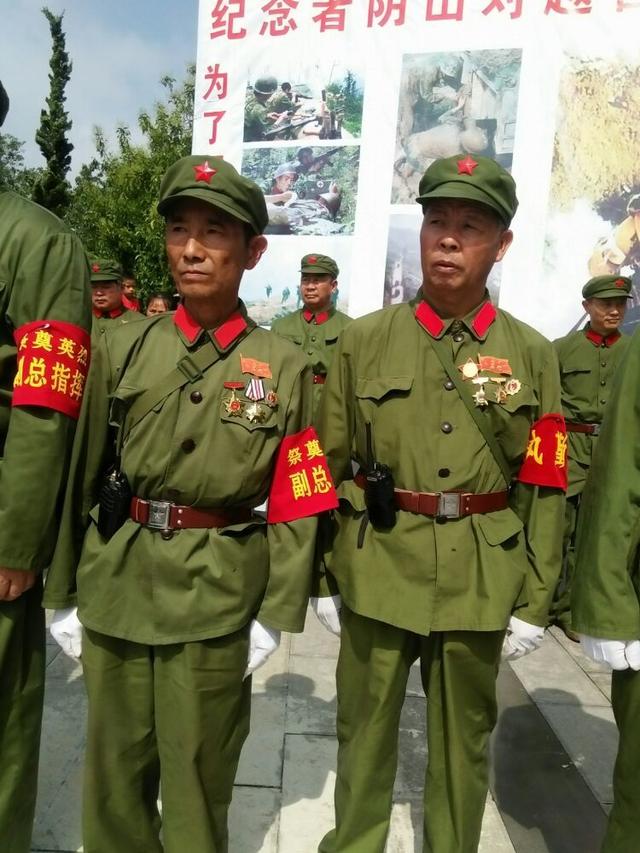 者阴山战斗参战老兵祭奠战友
