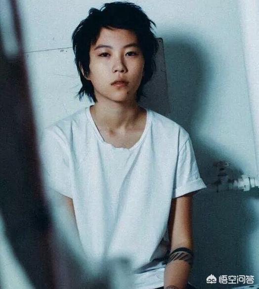 长相并不出众的窦靖童，为何能脱颖而出成为时尚达人？