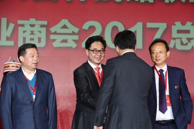 金明南董事长照片_鸿星尔克董事长