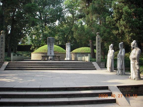 例如黄忠墓出土的时候,仅余一把剑,一块玉;袁绍墓在近代,三度被打开