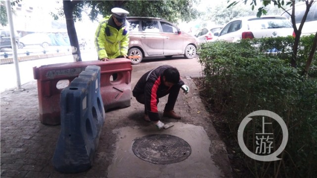 两车擦挂致道路拥堵 民警带头抬车疏导交通