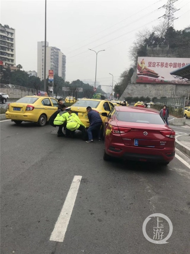 两车擦挂致道路拥堵 民警带头抬车疏导交通