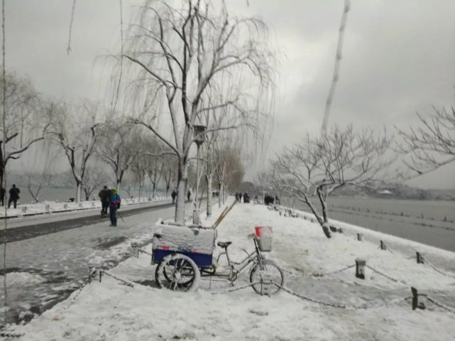 杭州主城区积雪最厚达12厘米 多处路面结冰