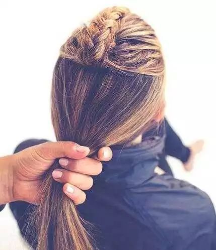 编麻花辫,编至发尾用橡皮筋固定;step1,梳理头发,取刘海或头顶的头发