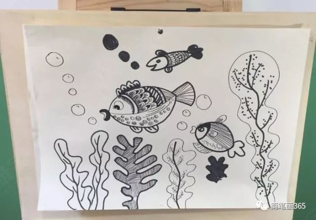 创意美术-线描画《快乐的小鱼》