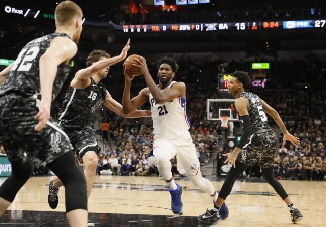 直击- 恩比德享受赛前按摩 西蒙斯捣乱大帝采访