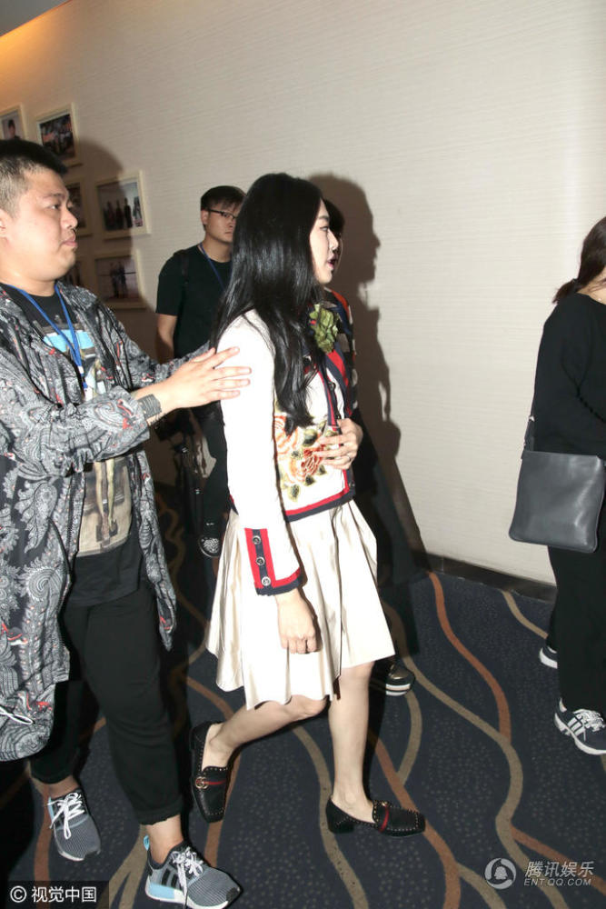 怀二胎的姚晨依然敬业 出席活动一路护肚心情