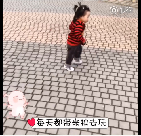 伊能静带女儿逛街,小米粒兴奋的奔跑,一家人后