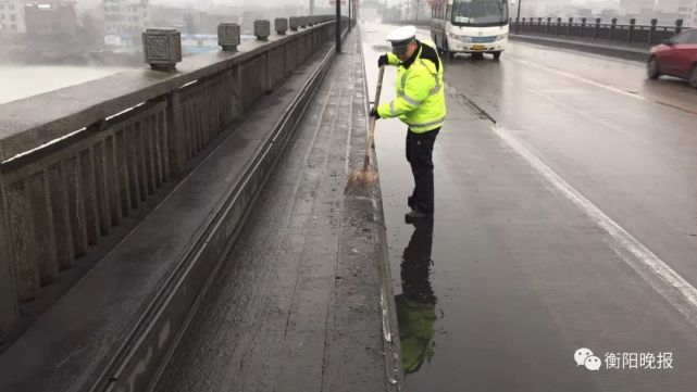 衡阳最美的雪景:扫雪除冰、坚守岗位的民警环