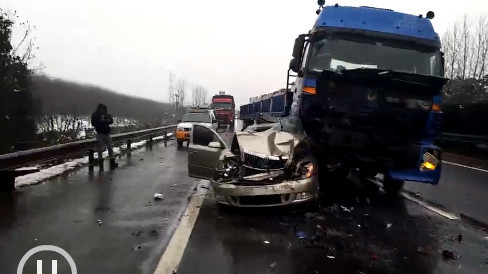 情况危急!嘉兴一小轿车被两辆大货车挤扁