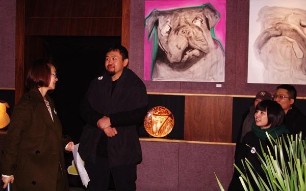 打破常规画展模式 油画家谌多个展“吠”西安开展