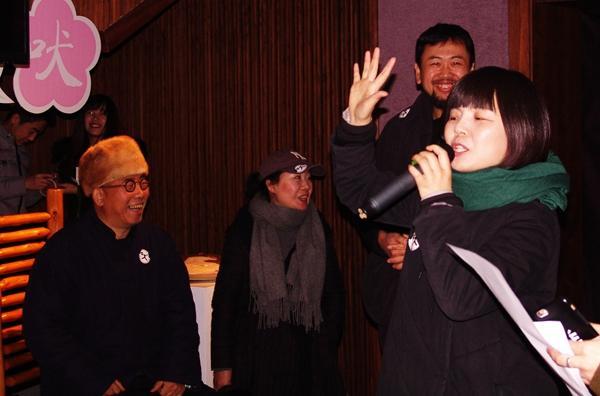 打破常规画展模式 油画家谌多个展“吠”西安开展