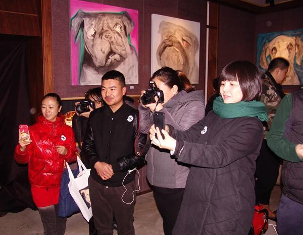 打破常规画展模式 油画家谌多个展“吠”西安开展