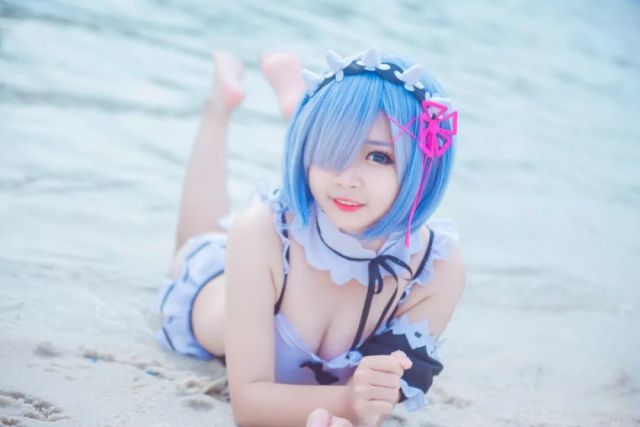 从零开始的异世界生活:蕾姆同人泳衣cosplay 在沙滩上玩耍的好开心!