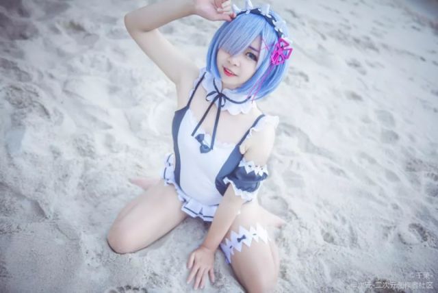 从零开始的异世界生活:蕾姆同人泳衣cosplay 在沙滩上玩耍的好开心!