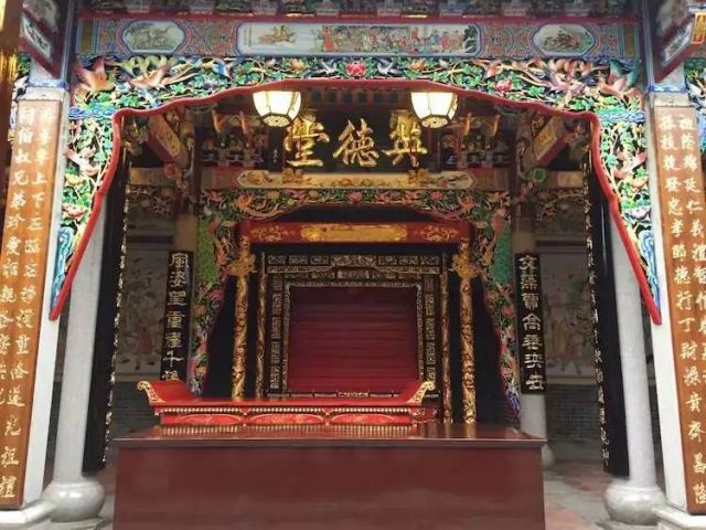祠堂里面挂满了牌匾.