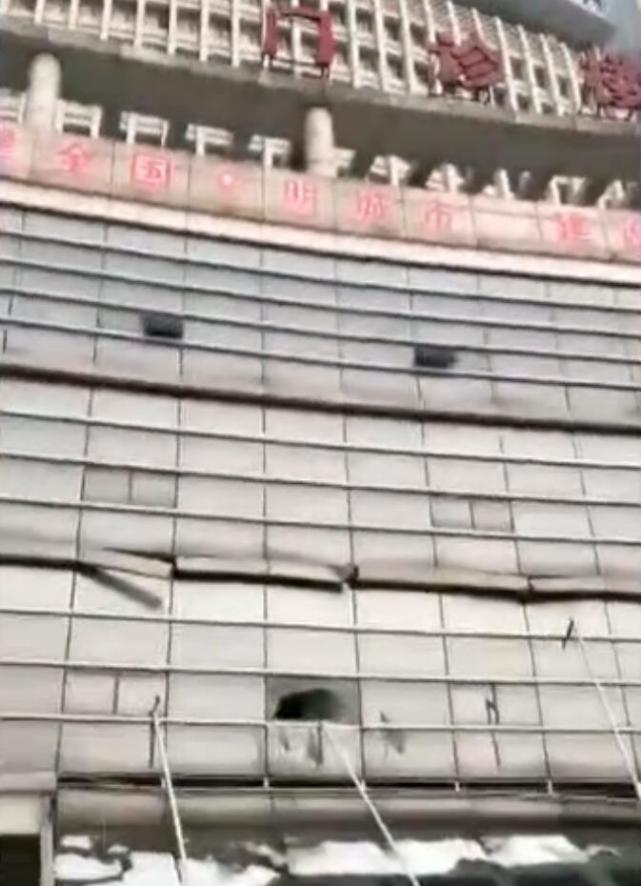 潜江中心医院门诊大楼雨棚垮塌 无人员伤亡